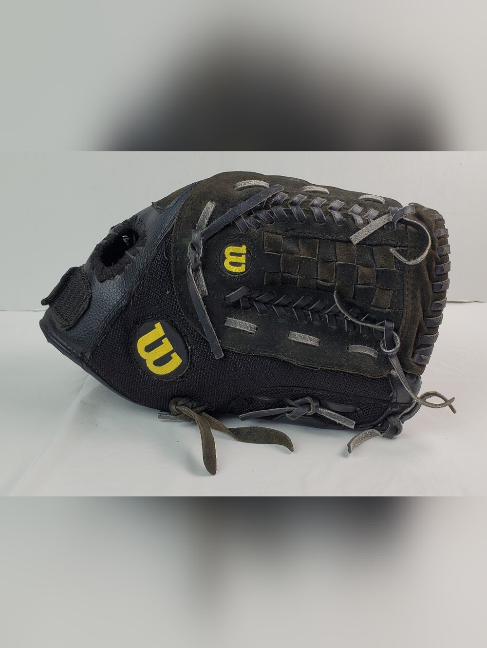 Wilson A300 A0300 12" Youth Black Leather Baseball Glove RHT Broken-In - GUC